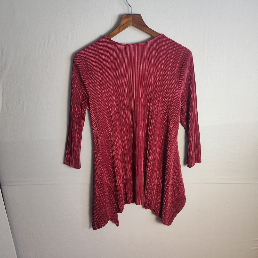 Jennie & Marlis Burgundy Pleated Grommet V-Neck Sharkbite Hem Tunic Top Medium - Picture 2 of 9